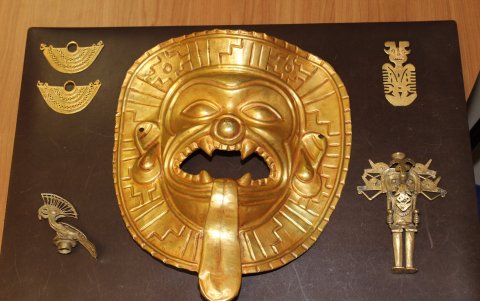 En España. Una valiosa máscara de oro de Tumaco, que fue recuperada en el aeropuerto de Barajas