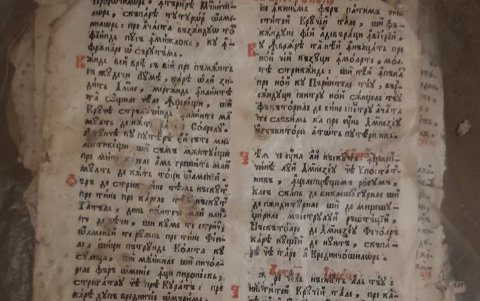 Obras de arte. Ebtre la diversidad de objetos recuperados hay hasta textos antiguos.