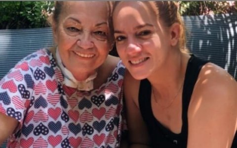 Con su madre, Gladys Pino.