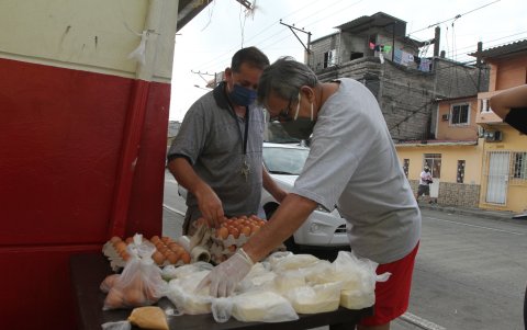 Variedad. En los sitios, los comerciantes ofrecen desde lacteos hasta frutos y productos de higiene y desinfección de los hogares.
