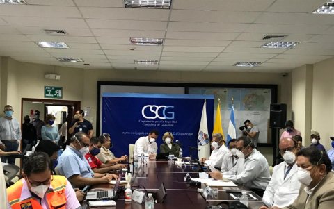 Mesa del COE cantonal de Guayaquil en reunión, en el norte de Guayaquil.