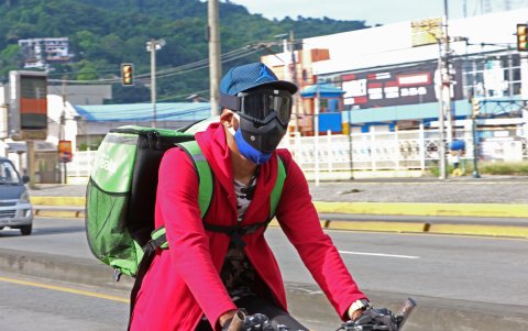 El chef Luis Cedeño considera que todos los empleados, inclusive los repartidores de comida deben pasar por el examen para detectar el Covid-19.