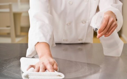 Para limpiar las áreas de la cocina es importante el uso de amonio cuaternario, de lo contrario se puede preparar soluciones a base de cloro o yodo.