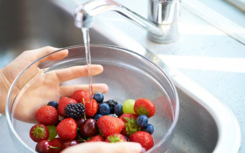 El lavado de las frutas y verduras debe ser prioritario, hay que evitar su manipulación.