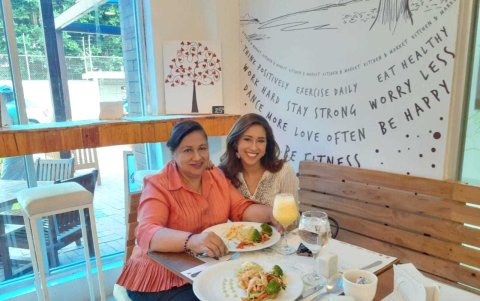 Con su mamá, Jenny.