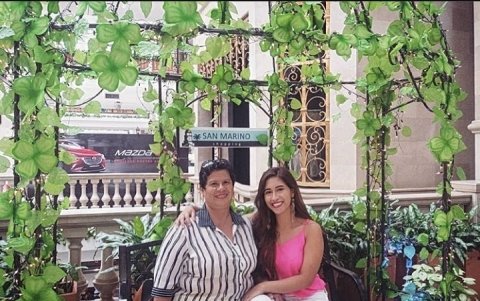 Junto a su segunda madre, su tía Maritza.