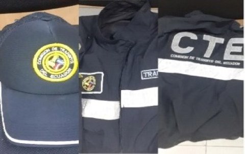 Elementos. Entre las evidencias figuran chalecos y gorras con el logotipo de la institución.