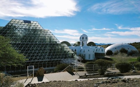 Biosphere 2, un enorme complejo en Arizona y tiene la forma de un gran invernadero.
