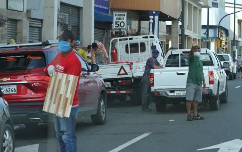 Muchos locales han pasado de la formalidad a la informalidad, tras el coronavirus.