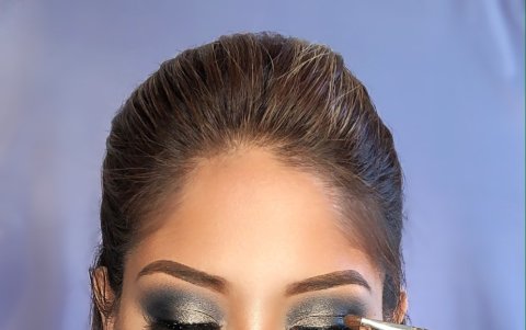 4. Si quieres darle un toque un poco más glam puedes usar sombra satinado en el párpado móvil con una brocha plana de pelo natural