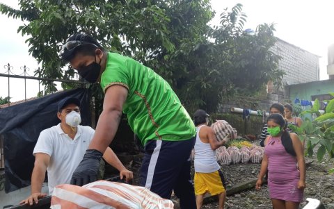 Frutos. En fundas, los más necesitados reciben piñas, plátanos, entre otras cosas a más regiones.
