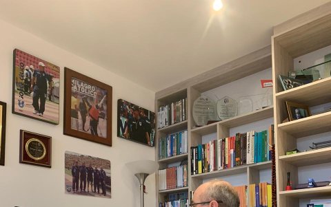 Jorge Célico trabaja en las tareas encomendadas para después analizarlas con los demás integrantes del cuerpo técnico