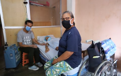 Edilma y Miguel Saénz, junto a su madre, Ángela.