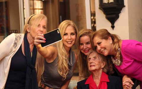 Verónica junto a su hermana Cuty, su mamá y su abuela Lola.