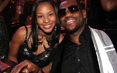LeBron James, jugador de los Lakers, junto a su esposa Savannah Brinson.