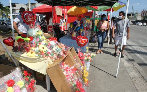 Arreglos florales y obsequios en la avenida Domingo Comín.