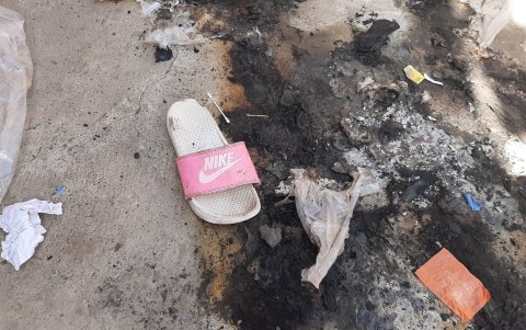 Prendas de vestir y otros objetos chamuscados se encontraron cerca de donde fue dejada a la víctima