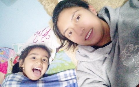 Complicidad. La joven madre no cambiaría por nada la compañía de la pequeña Ailyn.