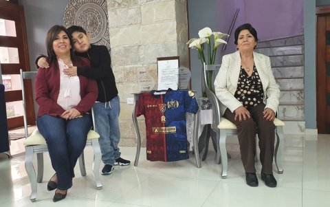 Familia. Mayra Argüello junto a su hijo de sangre Cristhoper Stéfano, su madre Gley Betty Erazo y en el centro la camiseta del Centro Deportivo Olmedo.