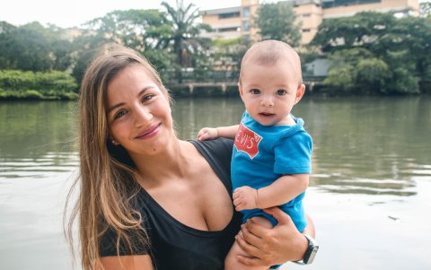 Alegría. La canoísta sostiene orgullosa a Ían Saúl que está próximo a cumplir 9 meses.