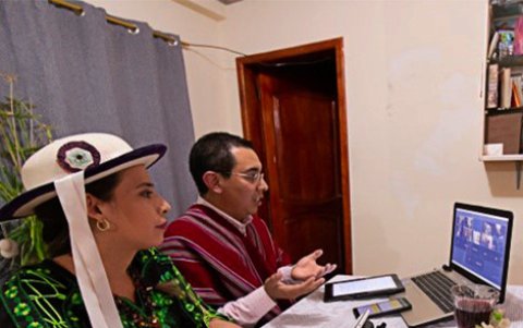 María José Delgado de Moncada junto a su esposo Darwin Moncada durante el discurso bíblico en la recordación de la muerte de Jesús.