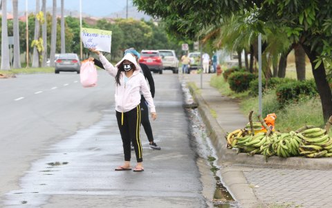 Comercio. Por la situación, los dueños de negocios se volcaron a las calles para lograr vender algunos de sus productos.