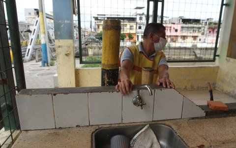 Pedro Herrera muestra como la plaza de mariscos carece de agua.