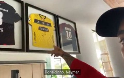 Maluma muestra la camiseta de Barcelona regalada por Ronaldinho.