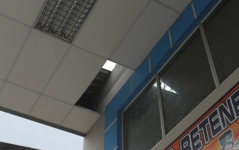 El lugar del tejado por donde ingresaron los antisociales.