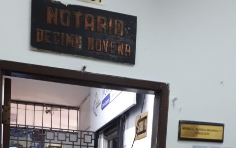 El notario Nelson Carrión salió de su despacho al domicilio de una persona con vulnerabilidad para receptar su firma.