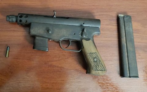 La policía decomisó esta subametralladora que estaba en poder de uno de los sujetos que se encontraban dentro de la supuesta clínica.