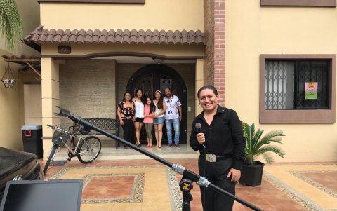 Homenaje. El artista Luis Gálvez brindó serenatas en diferentes sectores de Guayaquil.