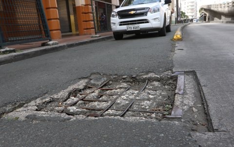 Hecho. En algunos tramos de la calle Pedro Carbo, cerca de la bahía, se observan este tipo de desnivelaciones en la vía.