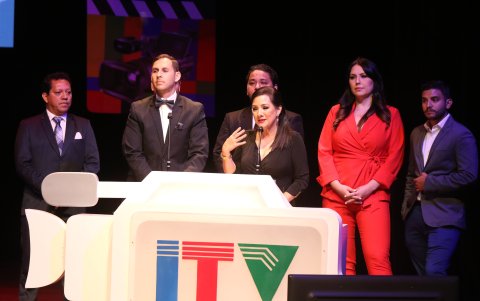 Tania con el equipo de 'Visión 360'.