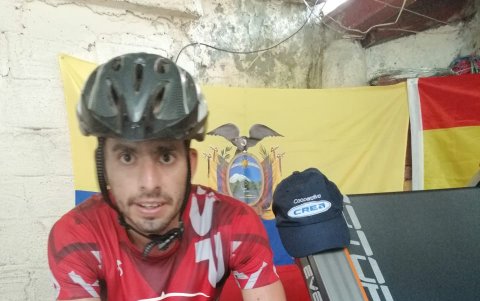 Cuarentena. El marchista hace pedalea 3 veces por semana como parte de su entrenamiento general en una bicicleta estática que  tiene en la sala de su casa.