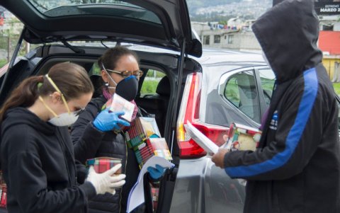 Los grupos que trabajan en esta campaña se dividen las tareas para que llegue la ayuda.