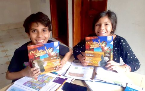 Los niños reciben microcuentos y juegos para que puedan disfrutar sin salir de casa.