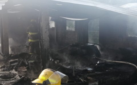 Los bomberos acudieron a combatir las llamas en el barrio Isidro Ayora, de Loja, pero el inmueble ya estaba en ruinas.