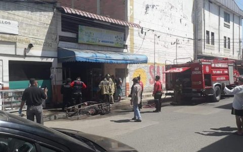 Los dueños de este bazar, en Playas, que esperaban reabrirlo luego de la pandemia, no saben qué produjo las llamas.