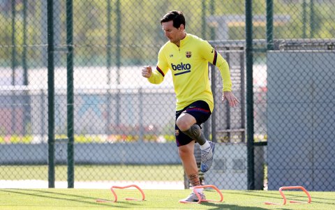 Leo Messi entrenó ayer en los campos del FC Barcelona, sin su cotidiana barba.