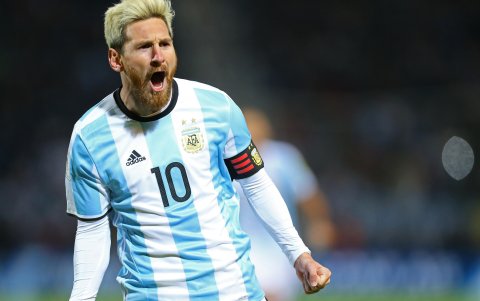 Con la selección de Argetina, Messi apreció en un par de compromisos con este look.




 ARGENTINA FÚTBOL RUSIA 2018