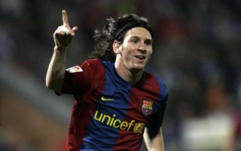 Recordar los inicios de Messi es observarlo con su melena larga y la camiseta del FC Barcelona.