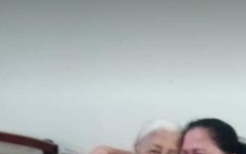 Georgina Rodríguez, madre de Dario Pilay, es consolada por un familiar.