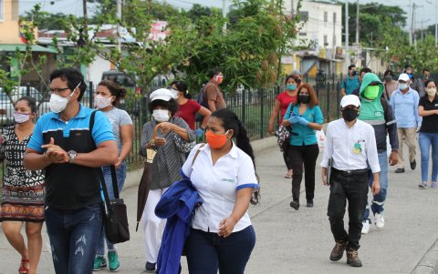 Un incremento de peatones en las aceras de la parroquia La Aurora.