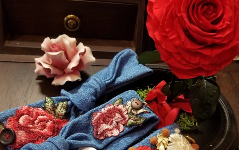 Variedad de cintillos son parte de lo que ofrece la diseñadora.