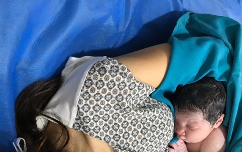 La bebé y su madre.