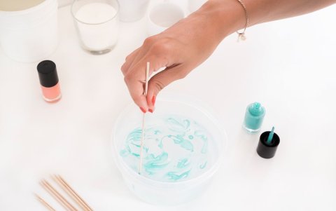 Puede usar varios esmaltes a la vez, todo depende de  lo que quiera crear.