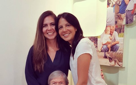 Ruth junto a su hermana y mamá.