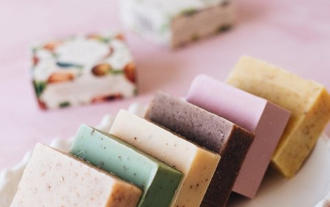 Disfruta es la de dar cursos a los interesados en aprender a hacer sus jabones.