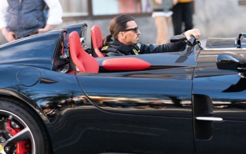 Zlatan Ibrahimovic no pierde oportunidad para lucir su Ferrari.
